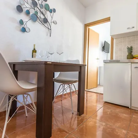 Lana Apartment *
